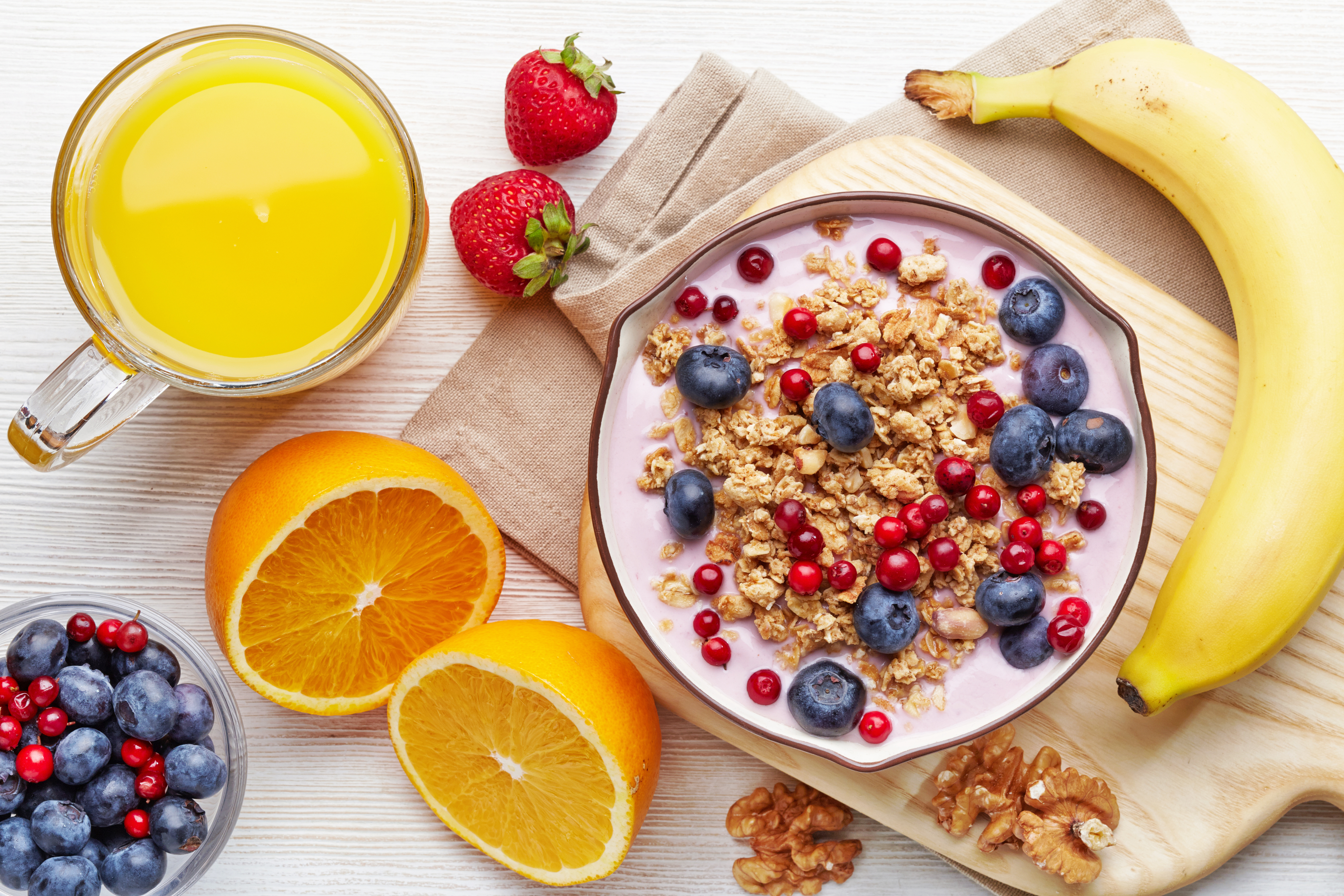 Yogur con copos, berries y frutas frescas - Che Pebeta Catering